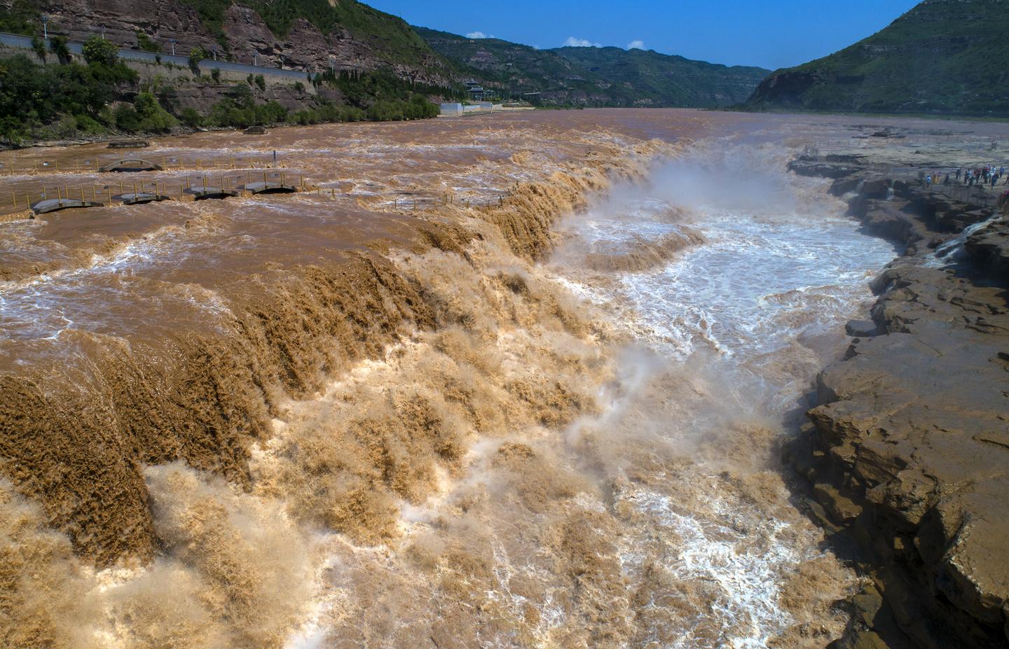 承载众多心愿的祈福墙挂满祝福,这黄河水轰鸣,如万马奔腾,铺天盖地