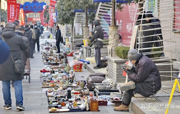 西安古玩市场摆地摊的摊贩在那儿严建设