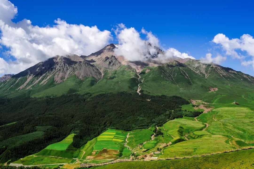 坐上飞机游祁连首发旅行团抵达天境祁连