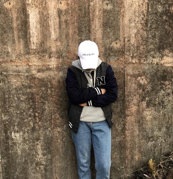 白色棒球帽 灰色连帽卫衣 棒球服 浅蓝牛仔裤