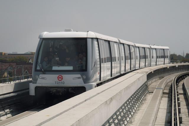 这条线路采用了胶轮轻轨的方式,与钢轮钢轨的上海轨道交通,有轨电车均