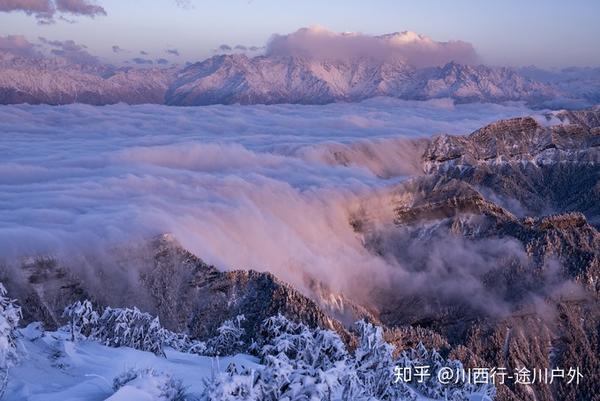 牛背山:山上白雪云海,山下繁花盛开