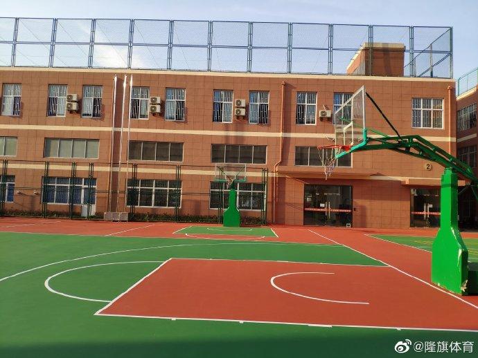 建设一个半场篮球场最少需要多少钱?