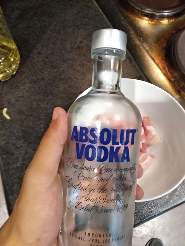 然后用料酒稍微腌一下肉,我料酒没了,上伏特加!俄罗斯能量!吨吨吨!