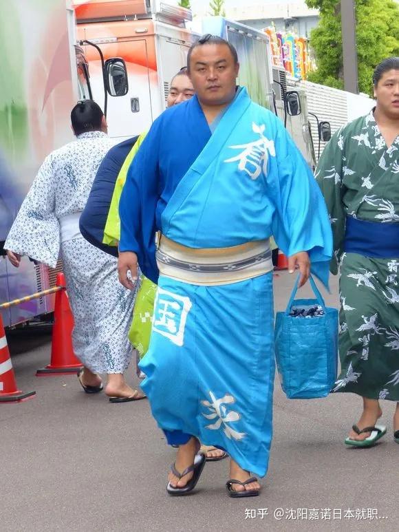 不要觉得擦屁股是多么没尊严的事情,要知道相扑选手在日本是被当做