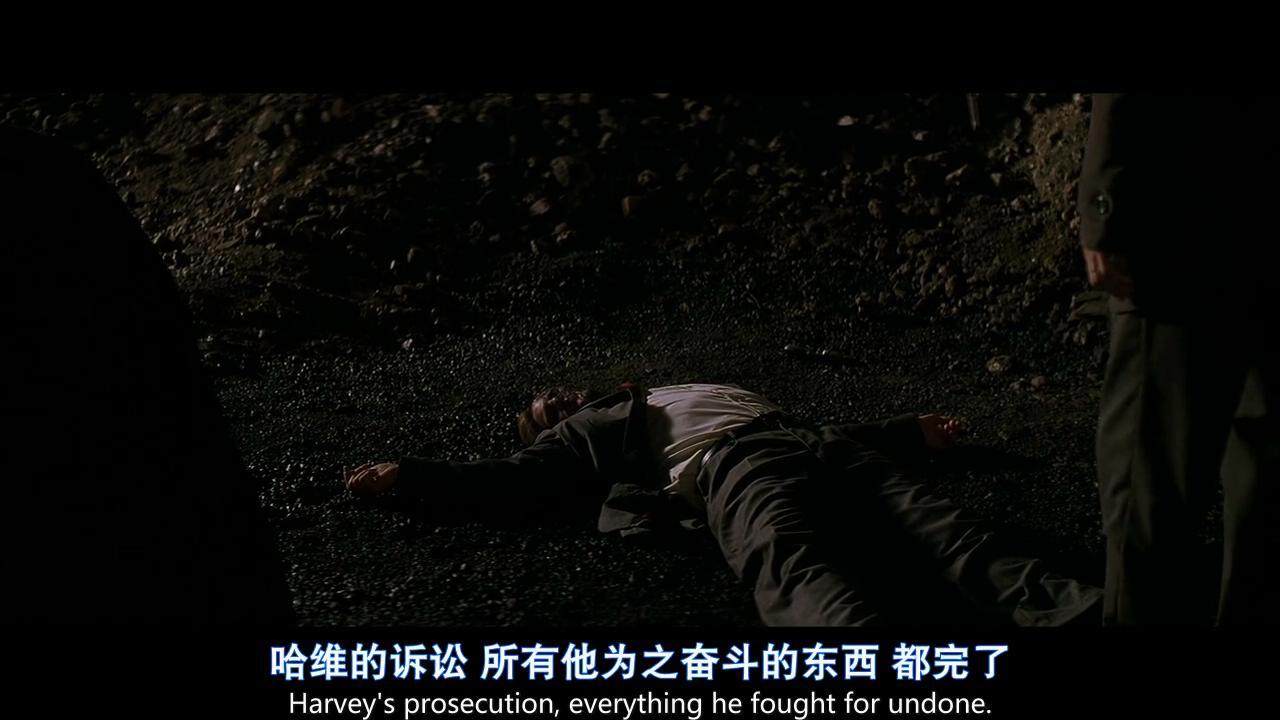 第一部打下的基础已经说明了蝙蝠侠和戈登警长的合作关系,影片开始就