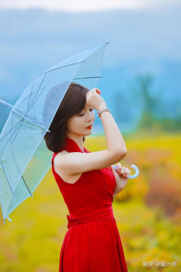 中年女士拍照姿势这样摆,不仅简约不做作,还能尽显你的优雅气质