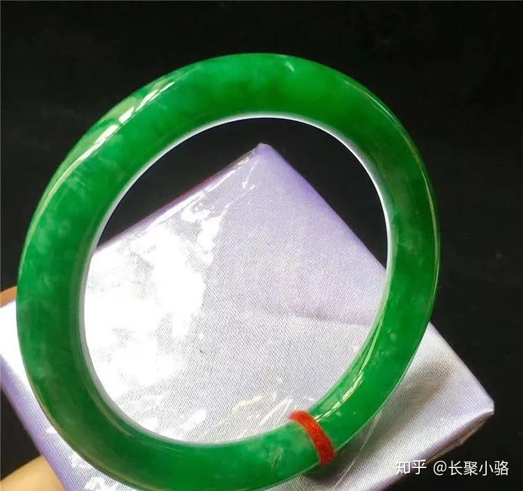 满绿翡翠手镯就像是粉黛朱唇,霓裳胜朝霞的贵妃,有着风华绝代的风韵