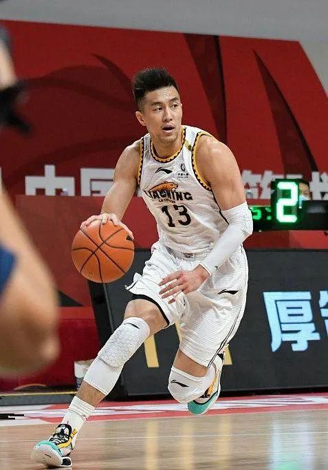 郭艾伦也太有排面了吧!