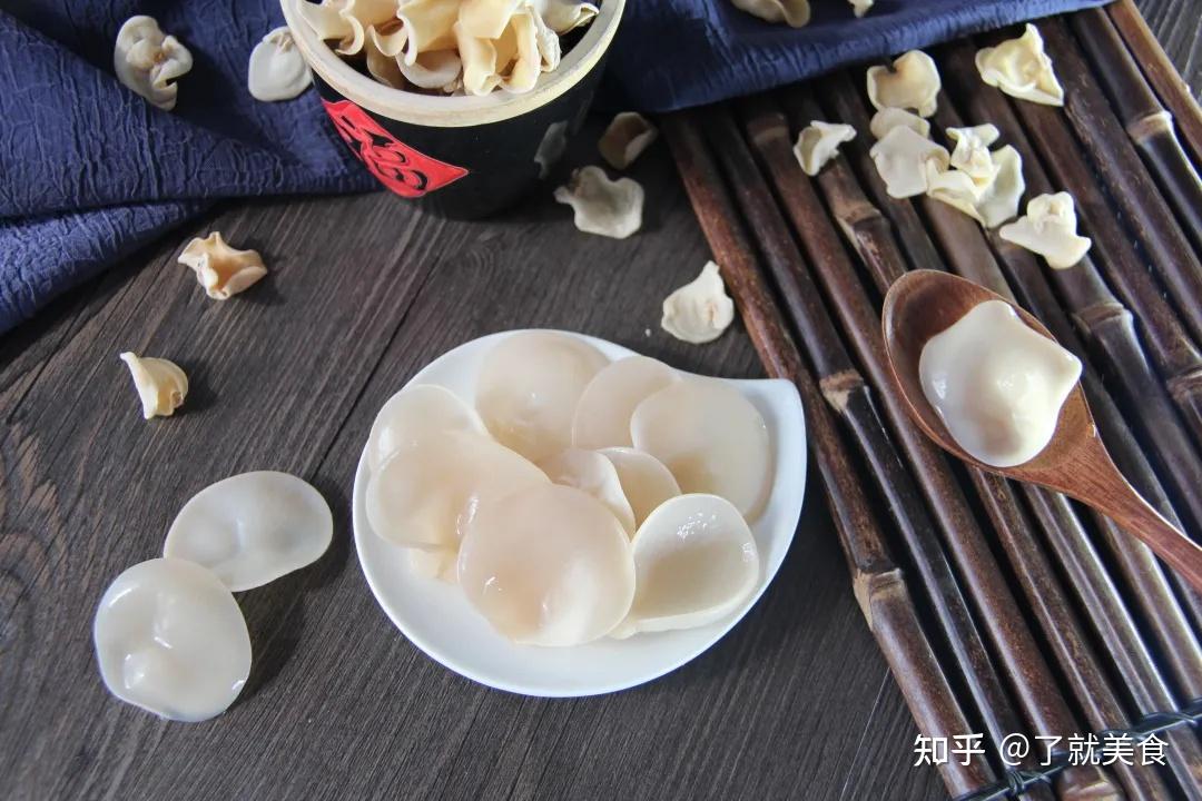 这个���玉木耳你吃过吗和黑木耳到底什么区别长白山晶莹如玉形似耳朵的