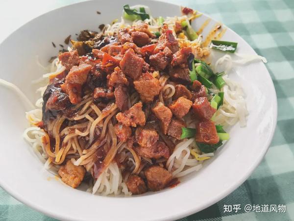 饵丝在制造过程中蒸熟的米香也被再一次蒸发出来,再拌上香菇,焖肉,香