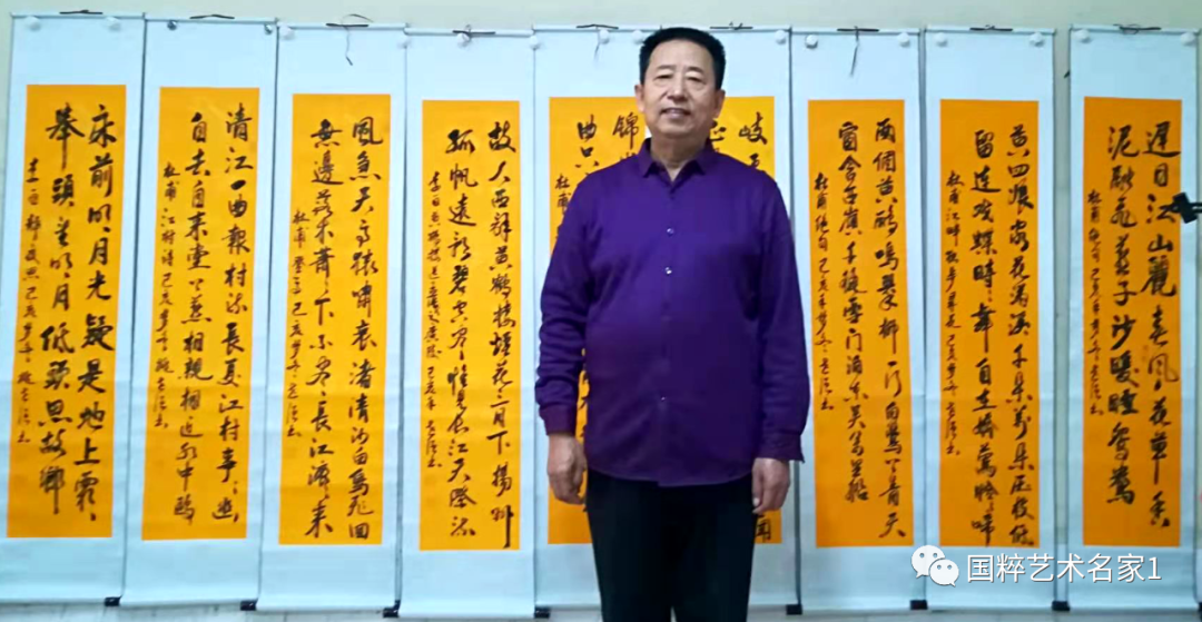 姚世强与谢玉堂合影他的书法作品上,线条厚重饱满,结体静中寓动,整体