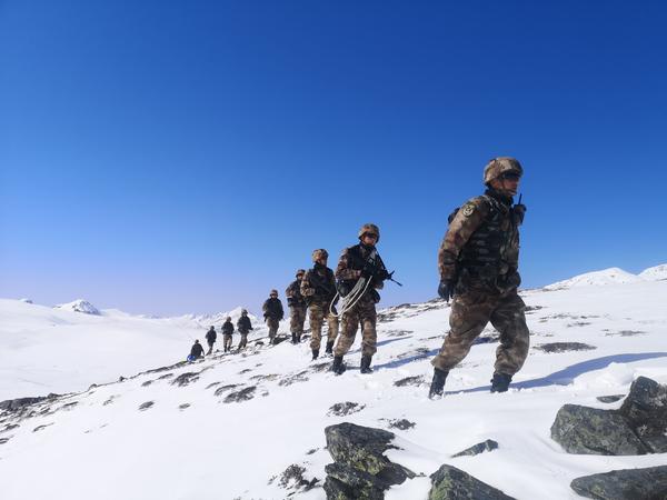 守边关,不畏生死保家国 进入冬季,边防线早已皑皑白雪 边防战士们再次