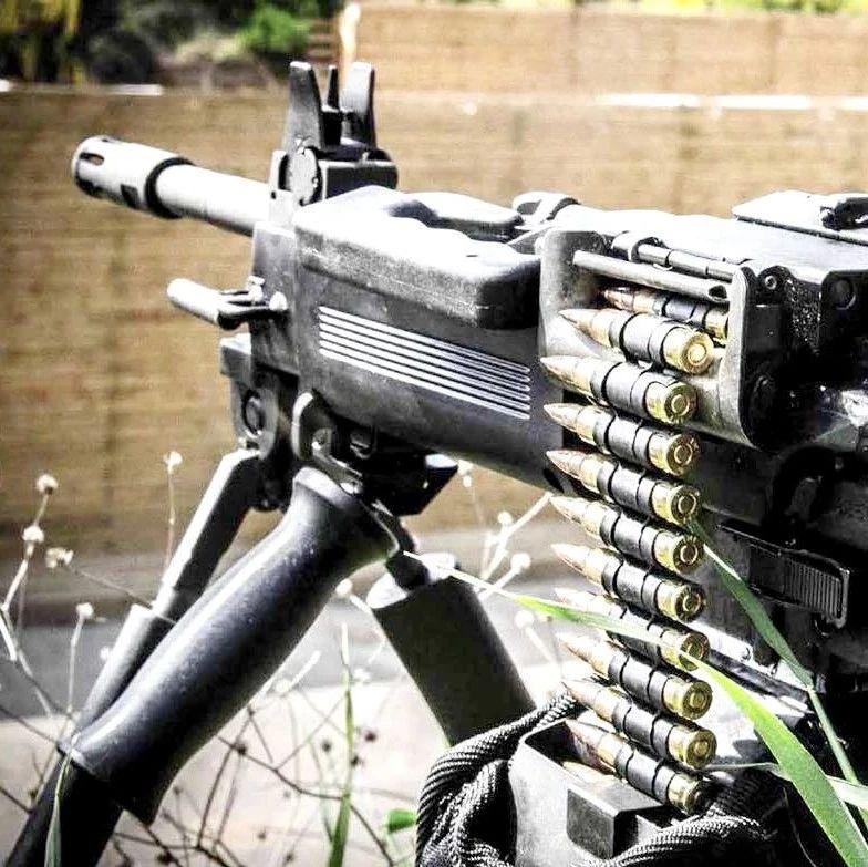 "步兵的噩梦":内格夫机枪,双持腰射火力猛后坐力还小的惊人!|轻武专栏
