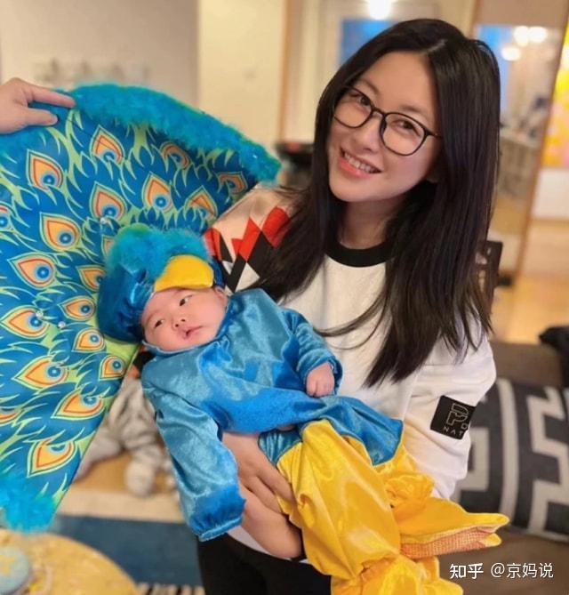 照片中看得出,产后2个月的朱珠状态很好,化着淡妆,像没怀孕前一样美