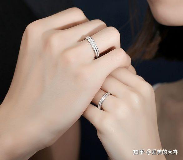 戒指一般不挑手型,手粗手细都能戴,上手也比较好看. 材质925银