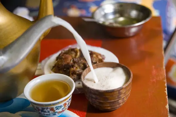 来到藏族地区如果没喝过酥油茶,那你可是白来这一遭了!