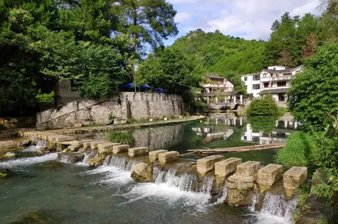 南与赵司村毗邻,西与青岩镇摆托村相邻,北与孟关乡和龙里县水场乡毗邻