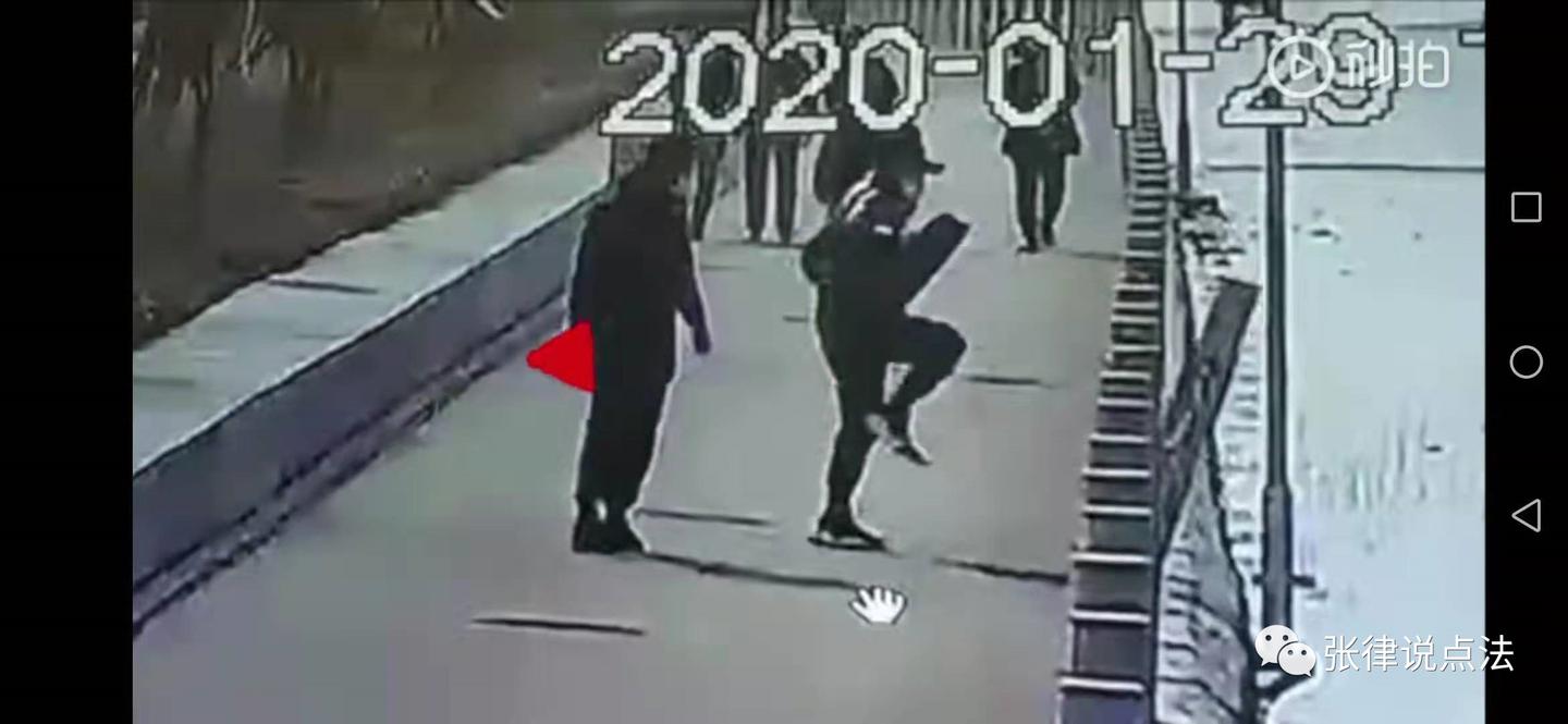 临汾男子一脚踢倒公园251根石柱护栏,黄飞鸿再世还是豆腐渣工程?