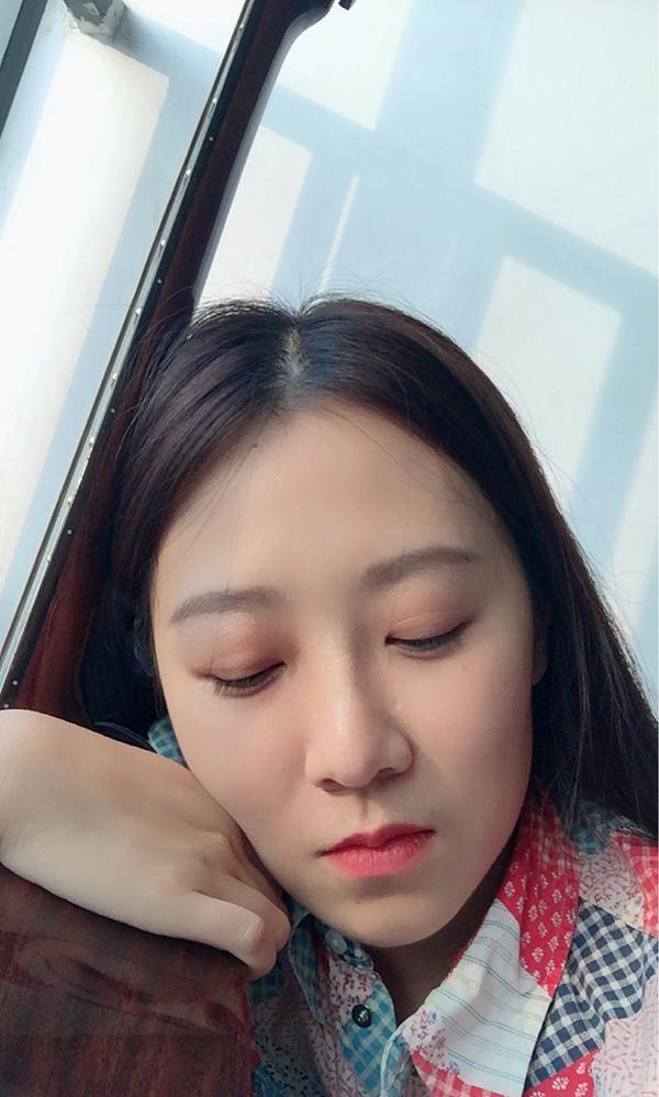 平时没有发自拍照的女生,居然在朋友圈发了一张自拍