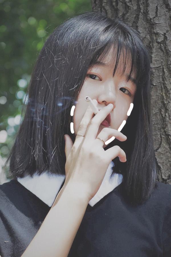 想知道你们是怎么看待女生纹身抽烟的?