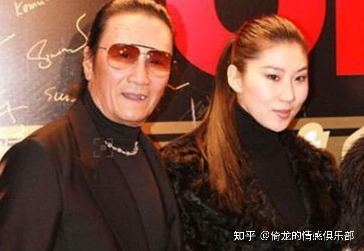 84岁谢贤由69岁前妻搀扶坦言很少见2个孙子怕他们不认识自己