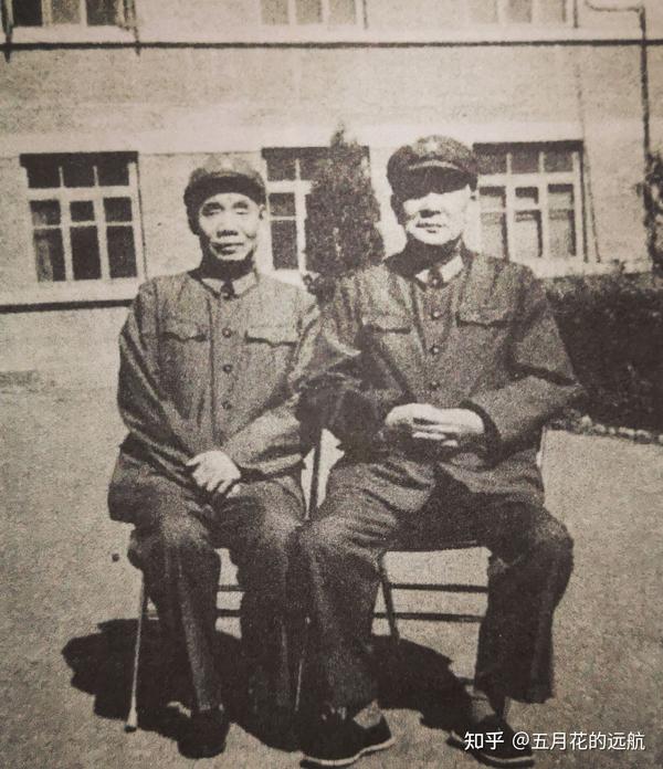 1976年右起:原东野二纵司令员刘震,二纵副司令员吴信泉将军合影,遗憾