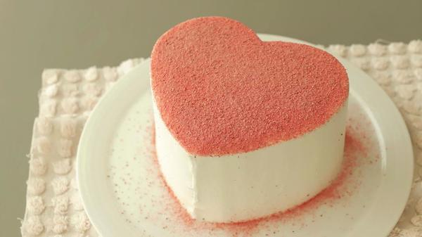 这两种颜色被用在心形千层蛋糕上,一切变得如此粉嫩可爱