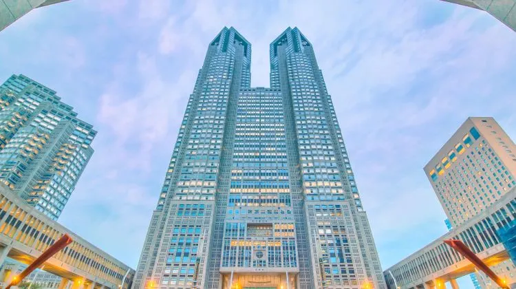 2英尺),有南北两座塔楼,虽然作为东京都政府行政大楼,每座塔楼都有