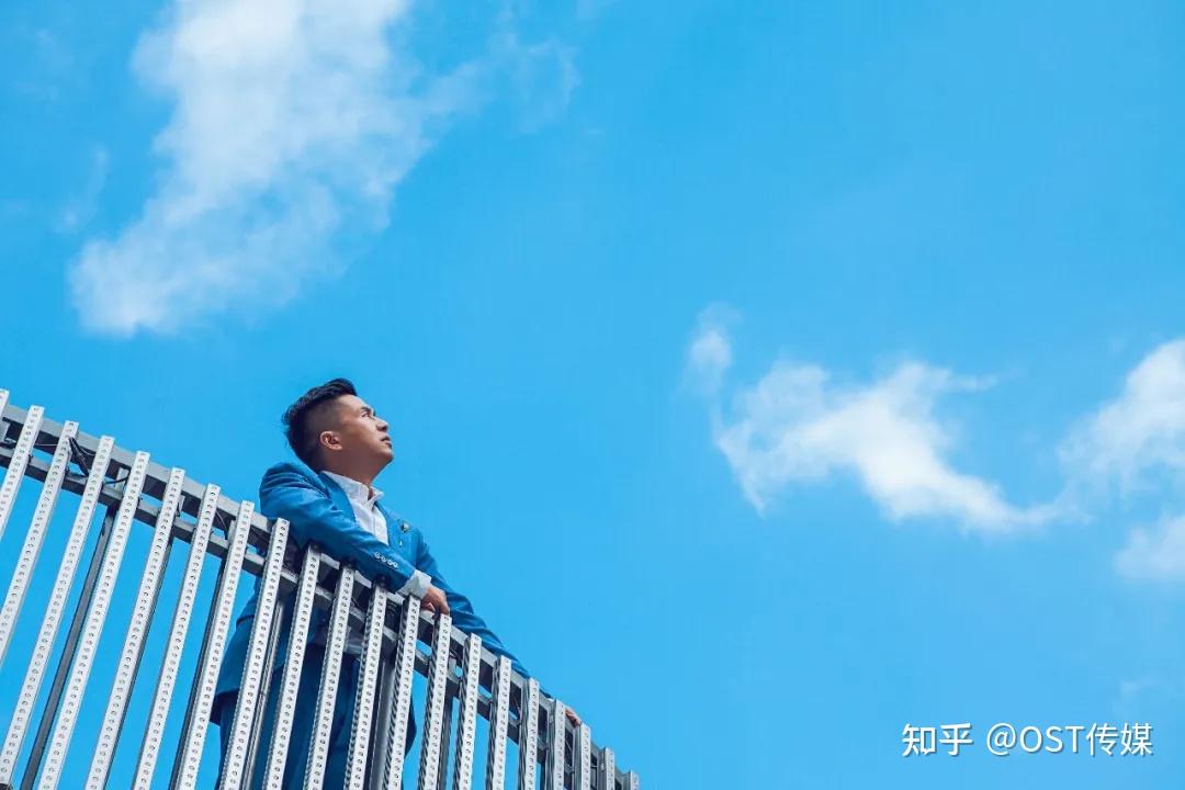 一周达人比格费西从传统媒体横跳新媒体用四川方言实现高效能商务裂变