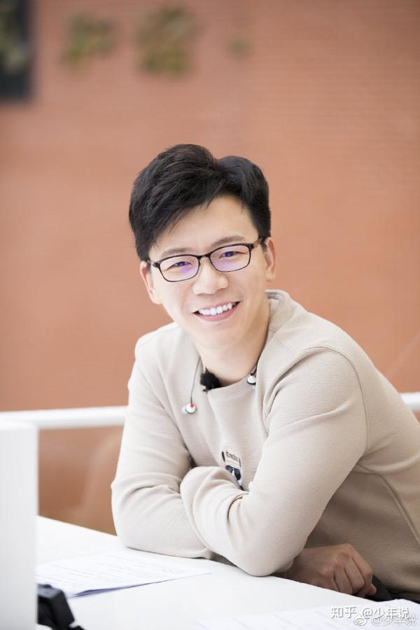 为什么《奇葩说》里的陈铭和《少年说》里的陈铭看起来像两个人?