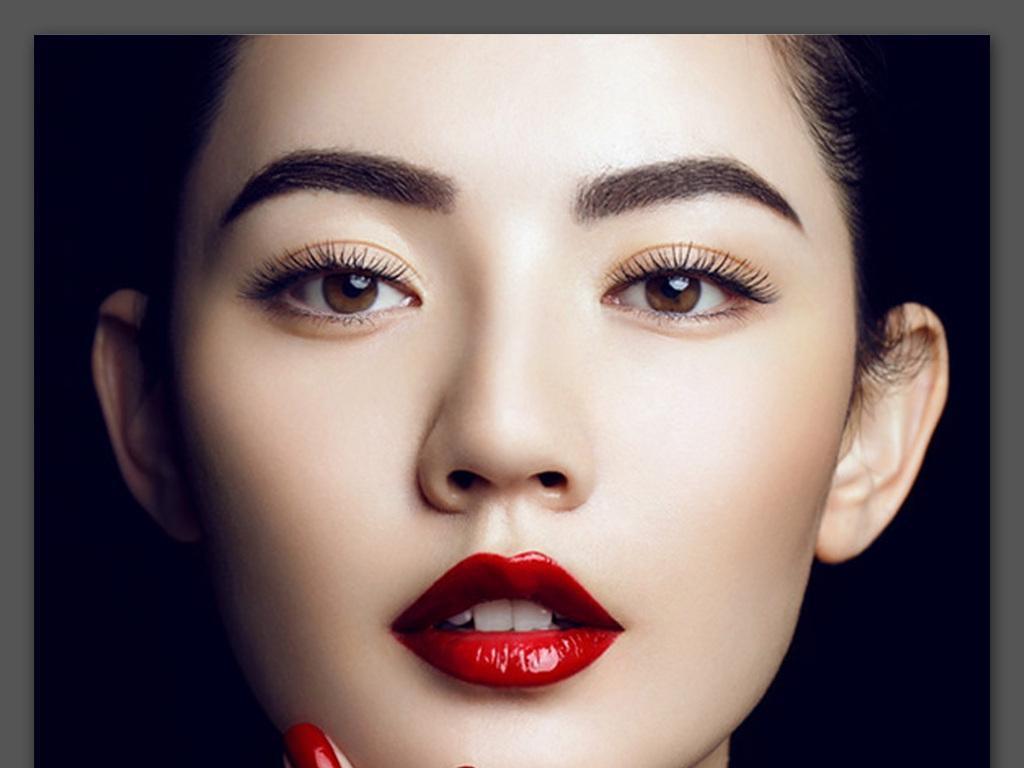 行走的   一双迷人的眼睛像秋水,   秋波荡漾～～～   一颦一笑间