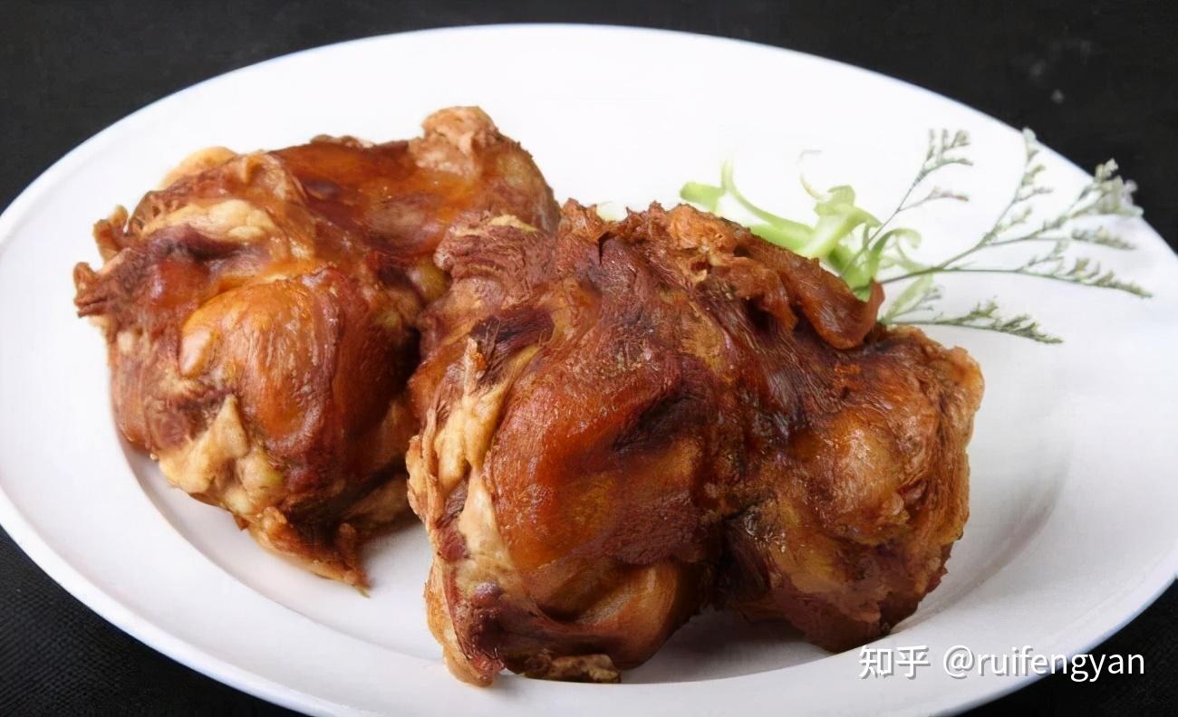 说完羊,我们来说牛:烤牛排,炖牛腩,葱烧牛肚,炭烤牛窝骨,牛蹄筋