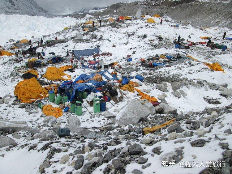 世界最高垃圾场珠峰登顶狂欢后尼泊尔人要运下50吨垃圾