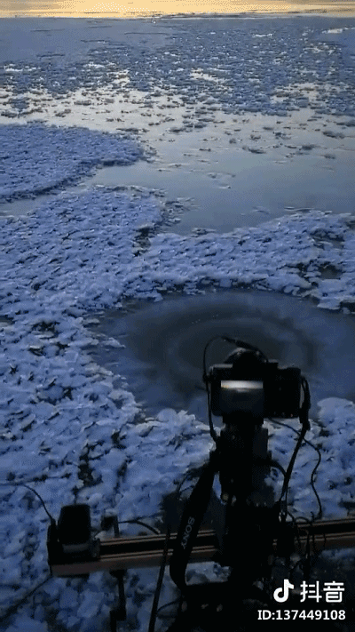 等一场湖边日出,层层微波荡开一圈圈涟漪,湖面披上一层淡淡的晕黄