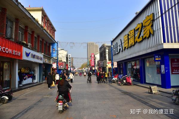 河南安阳北大街城市中心的风景藏着一座重建的钟楼