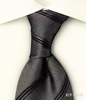 double cross knot 双交叉结搭配 大翻领的衬衫;适用于 素色,丝质领带