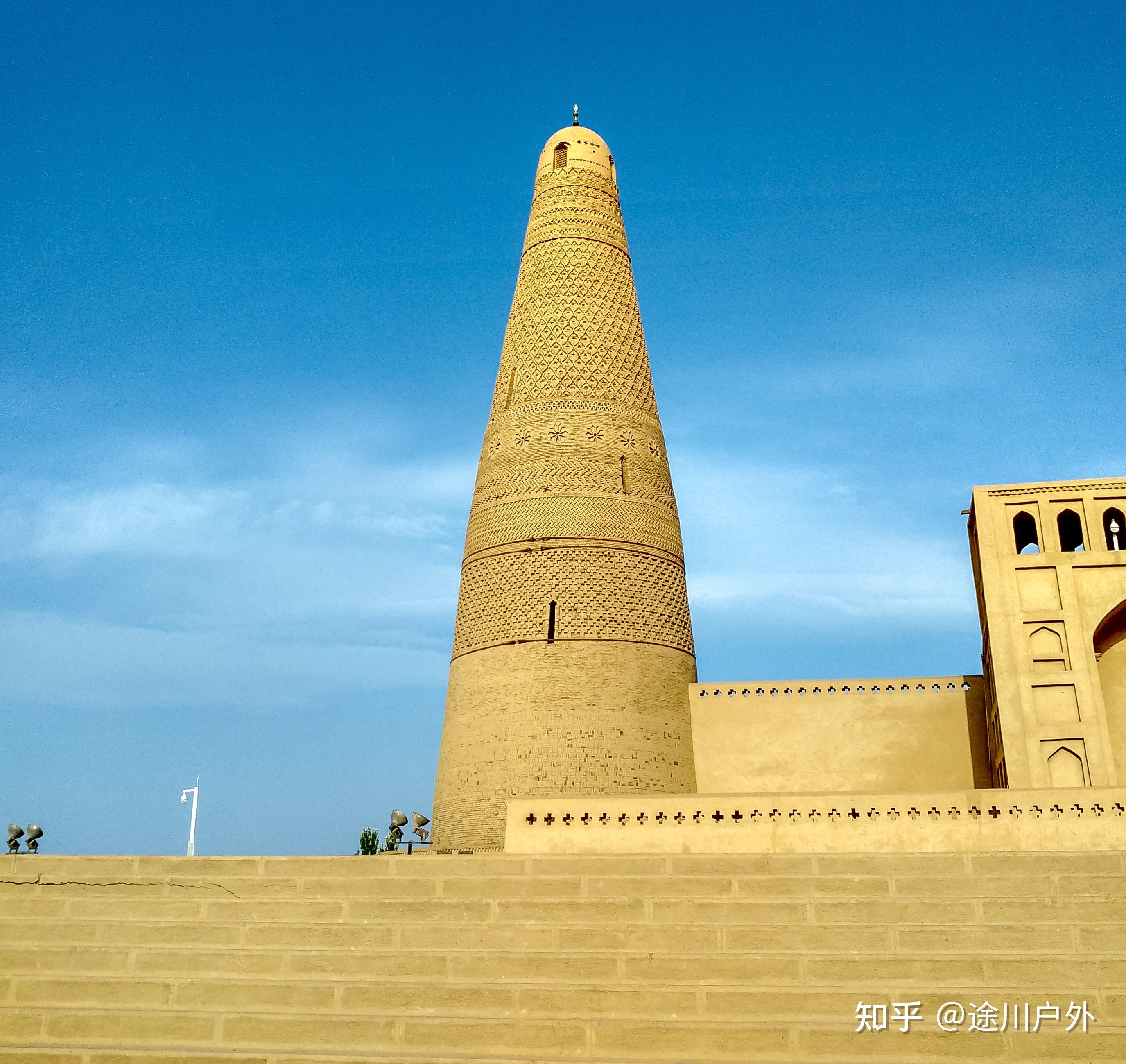 苏公塔坐落在吐鲁番市区东南,建于1778年,是吐鲁番郡王苏来满为纪念