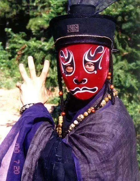 川剧大师 彭登怀扮演余沧海,直接在剧中使用了川剧变脸的绝活.