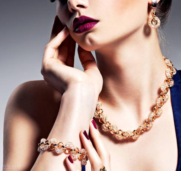 女人戴珠宝和戴黄金首饰有何区别