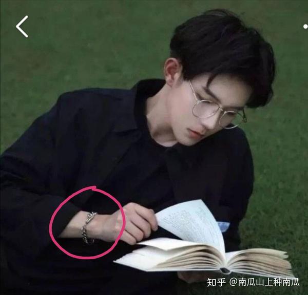 比心上苏以澈的主页,那个看书的男人不就是林斯吗?