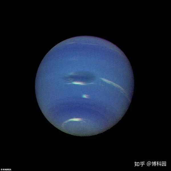 "旅行者2"号拍摄的海王星照片,拥有前所未有的细节.