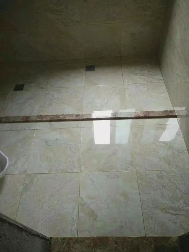 挡水条,一般我们建议业主用大理石,用于卫生间淋浴区域和外面区域