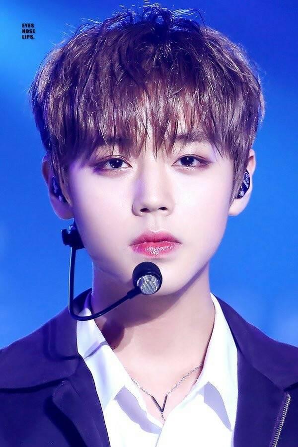 桃花眼男生图片