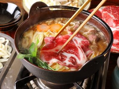 三,涮马肉 马肉火锅,涮马肉仅需5秒钟就可以吃到鲜嫩的马肉,没有异味