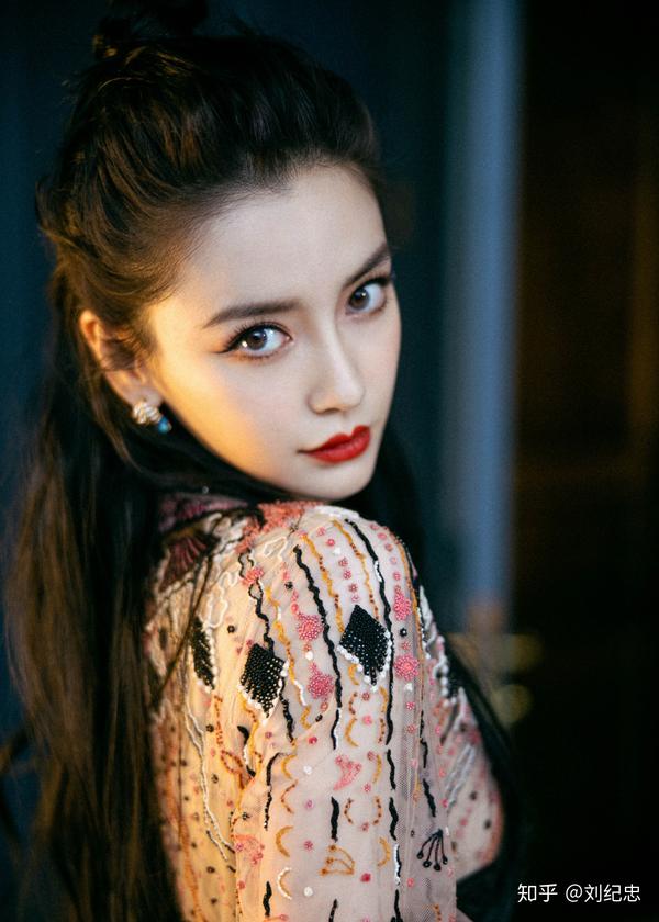 杨颖精美壁纸,复古印花公主裙让人看起来很优雅,明丽闪耀
