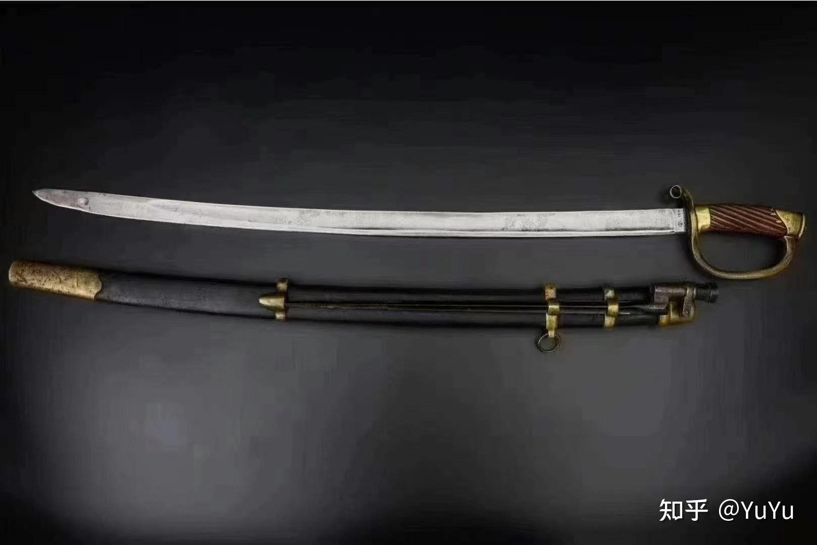 第一次统一制式装备的军刀,俄军最早使用的是法国样式的军刀,但随着