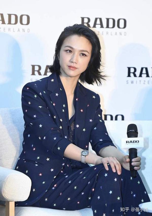 汤唯认真穿搭起来气质好惊艳,星星西装套装显瘦不说,还超显腿长