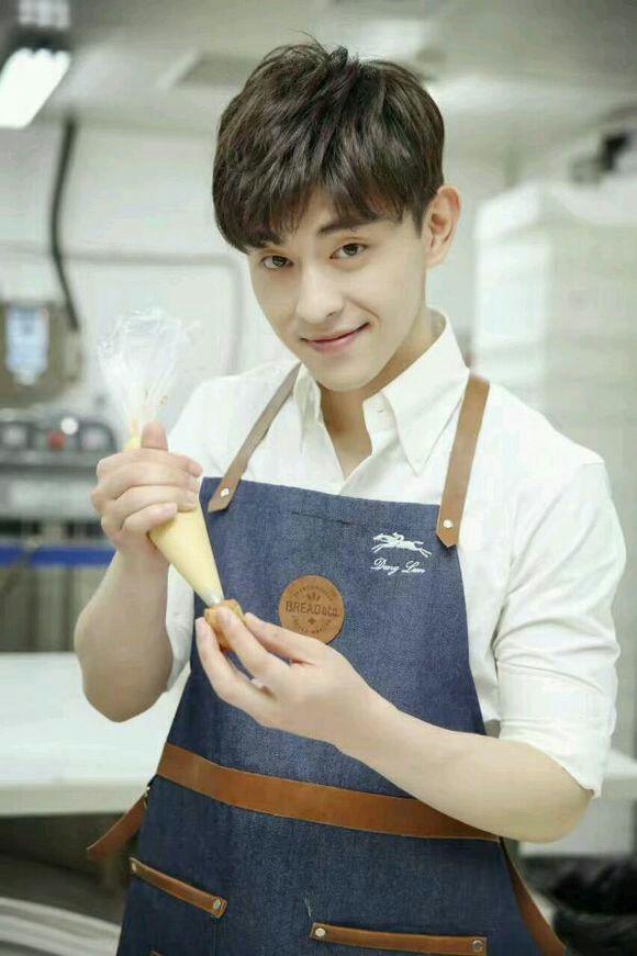 邓伦微笑高清壁纸图片