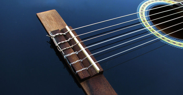 这个时期,古典吉他琴弦加到了6根,有了回声效果更好的音孔设计(弹拨